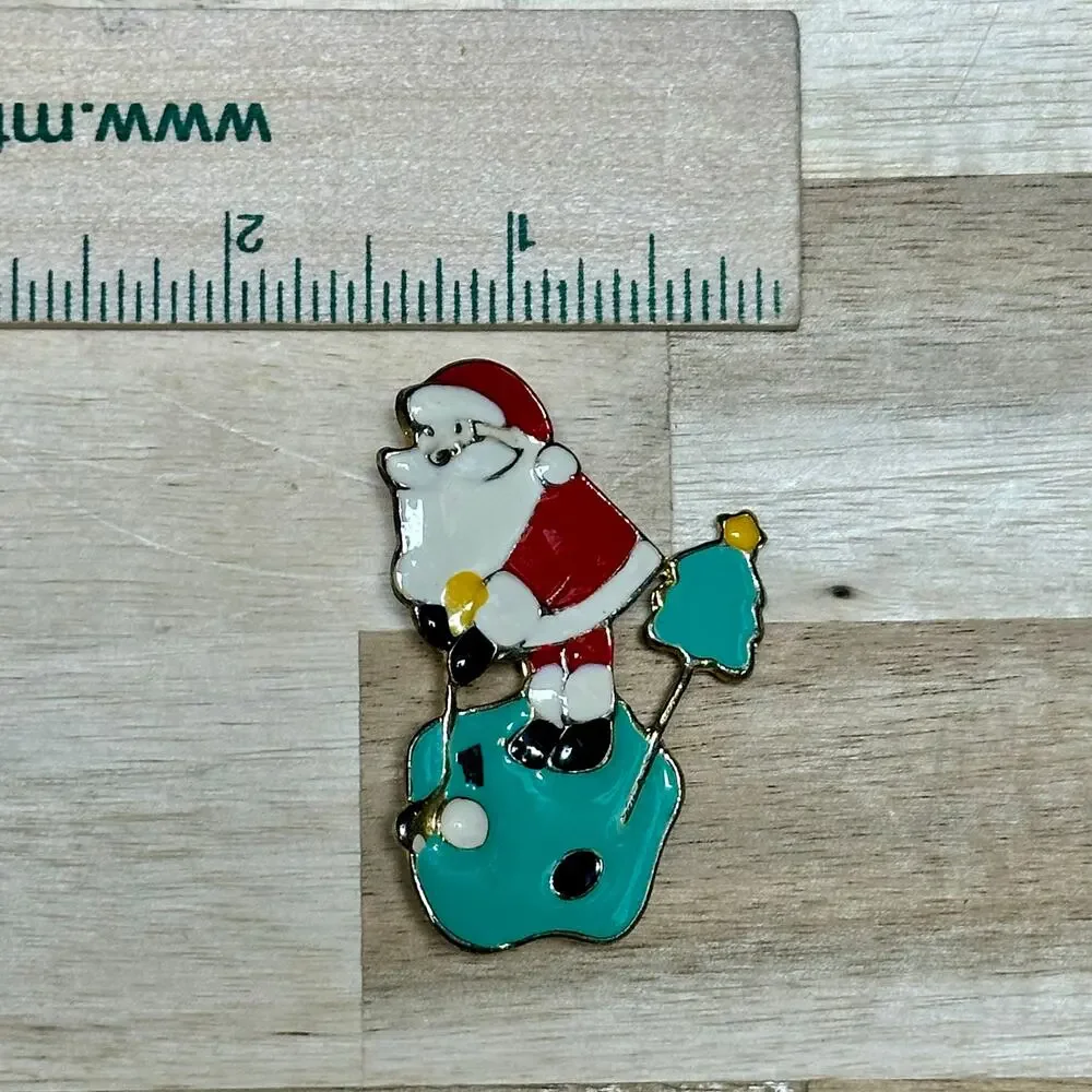 FUN enamel/gold‎ Holiday brooch Santa Claus golfing with Christmas tree flag